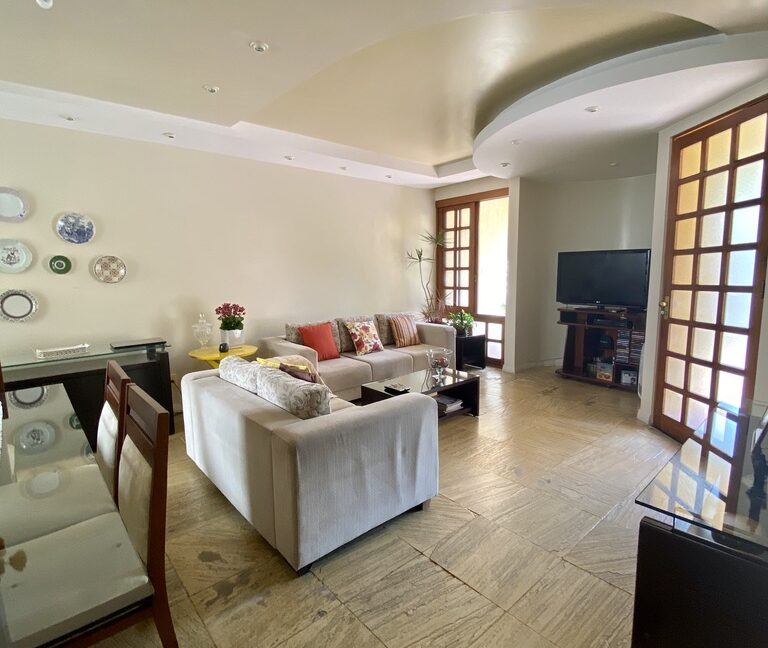 30FF8A65-C635-4902-B53B-55F06591035C_1_105_c