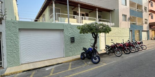 CASA AMPLA COM 04 QUARTOS E GARAGEM PARA ATÉ 03 CARROS NO CENTRO