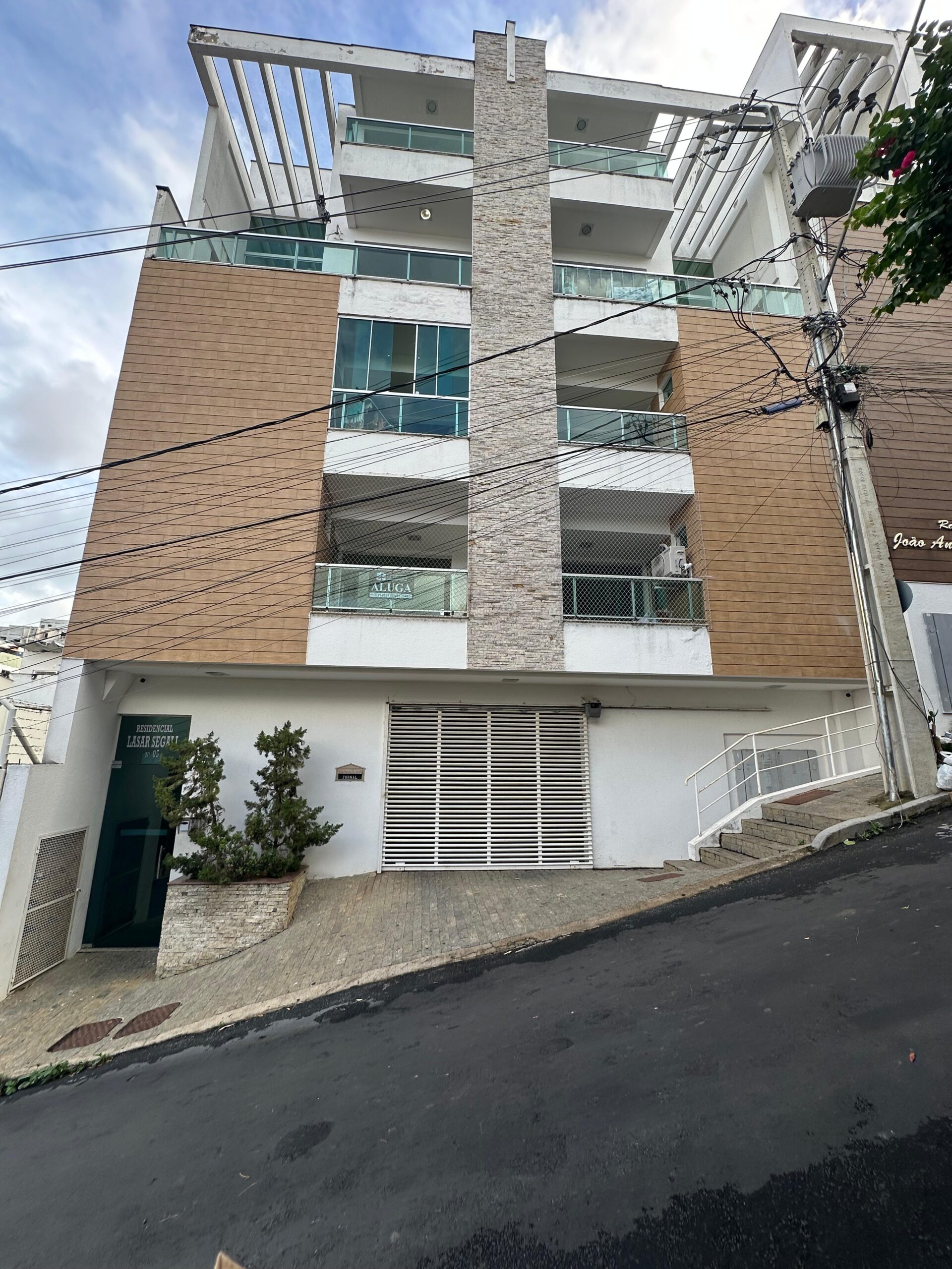 COBERTURA DUPLEX COM 04 QUARTOS NO CENTRO