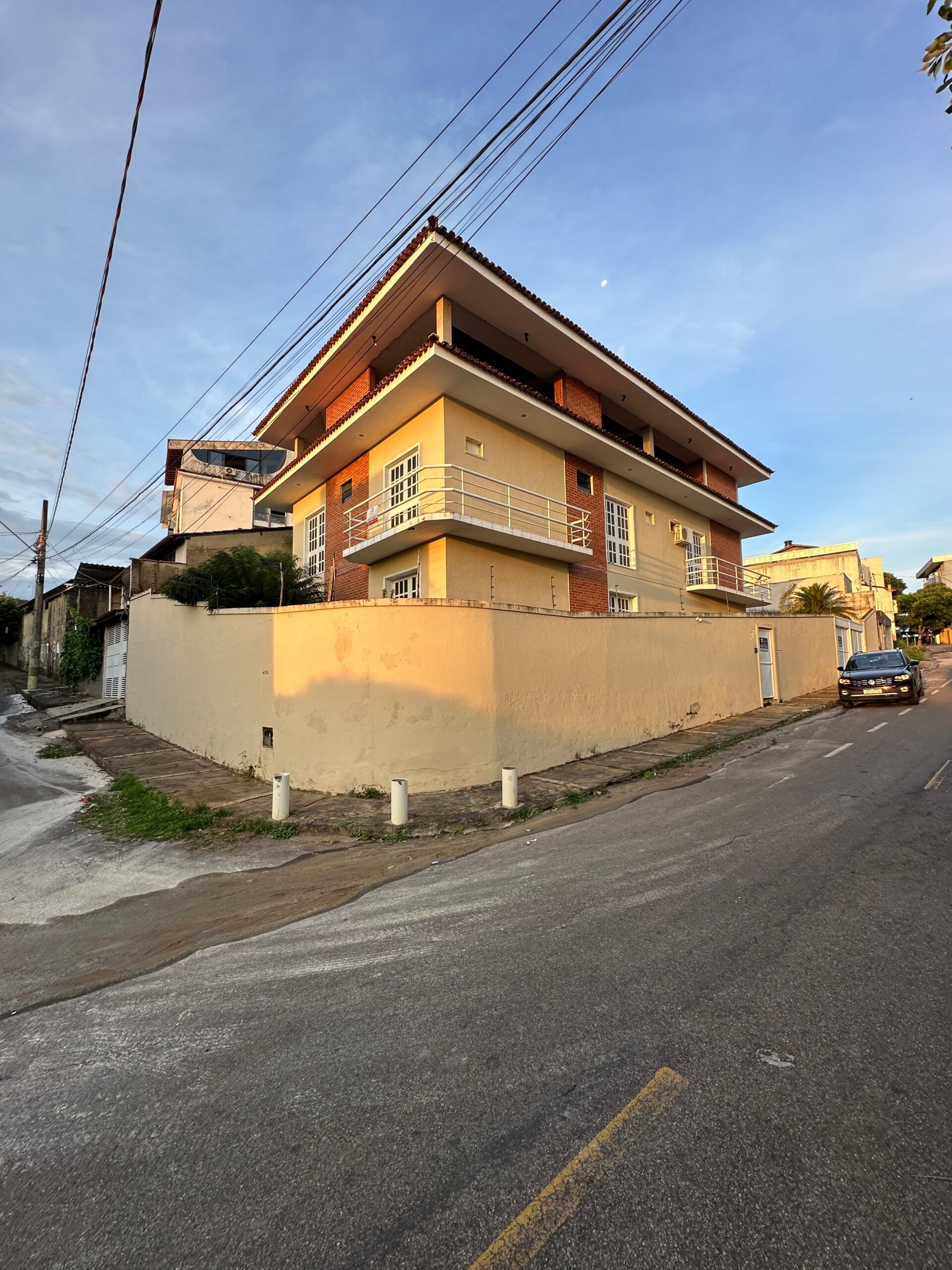 CASA COM PISCINA E AMPLA ÁREA EXTERNA NO SÃO FRANCISCO