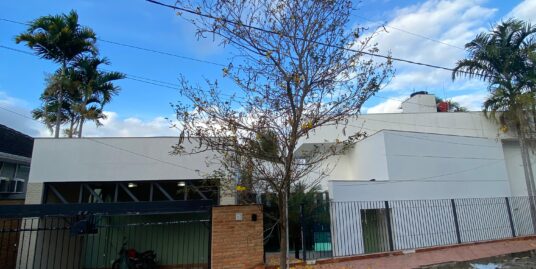 CASA COM 03 QUARTOS E PISCINA NO CONDOMÍNIO JARDIM DAS PALMEIRAS – CENTRO