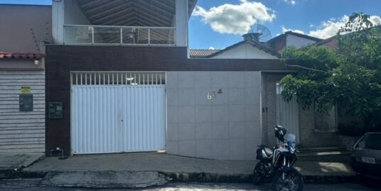 CASA COM 03 QUARTOS, ÁREA EXTERNA COM PISCINA, E 02 VAGAS DE GARAGEM