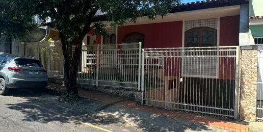 CASA COM 03 QUARTOS E AMPLA ÁREA EXTERNA NO JOÃO XXIII