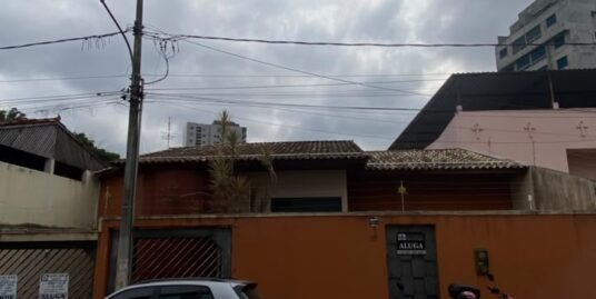 CASA COM 03 QUARTOS E ÁREA DE LAZER COM PISCINA E SAUNA NO CENTRO