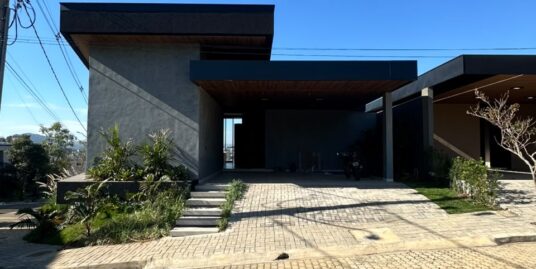 CASA COM 04 SUÍTES E FINO ACABAMENTO NO CONDOMÍNIO SOLARE