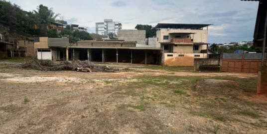 ÁREA COMERCIAL COM GALPÃO NO PORTO